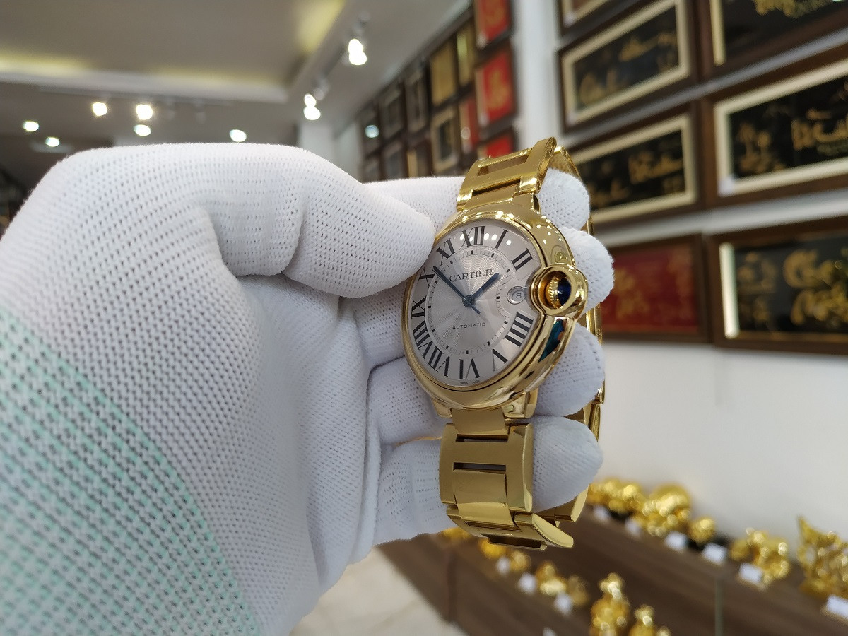 Đồng hồ Cartier sang trọng được mạ vàng đồng hồ Hà Nội với lớp phủ Pre Gold 18K.
