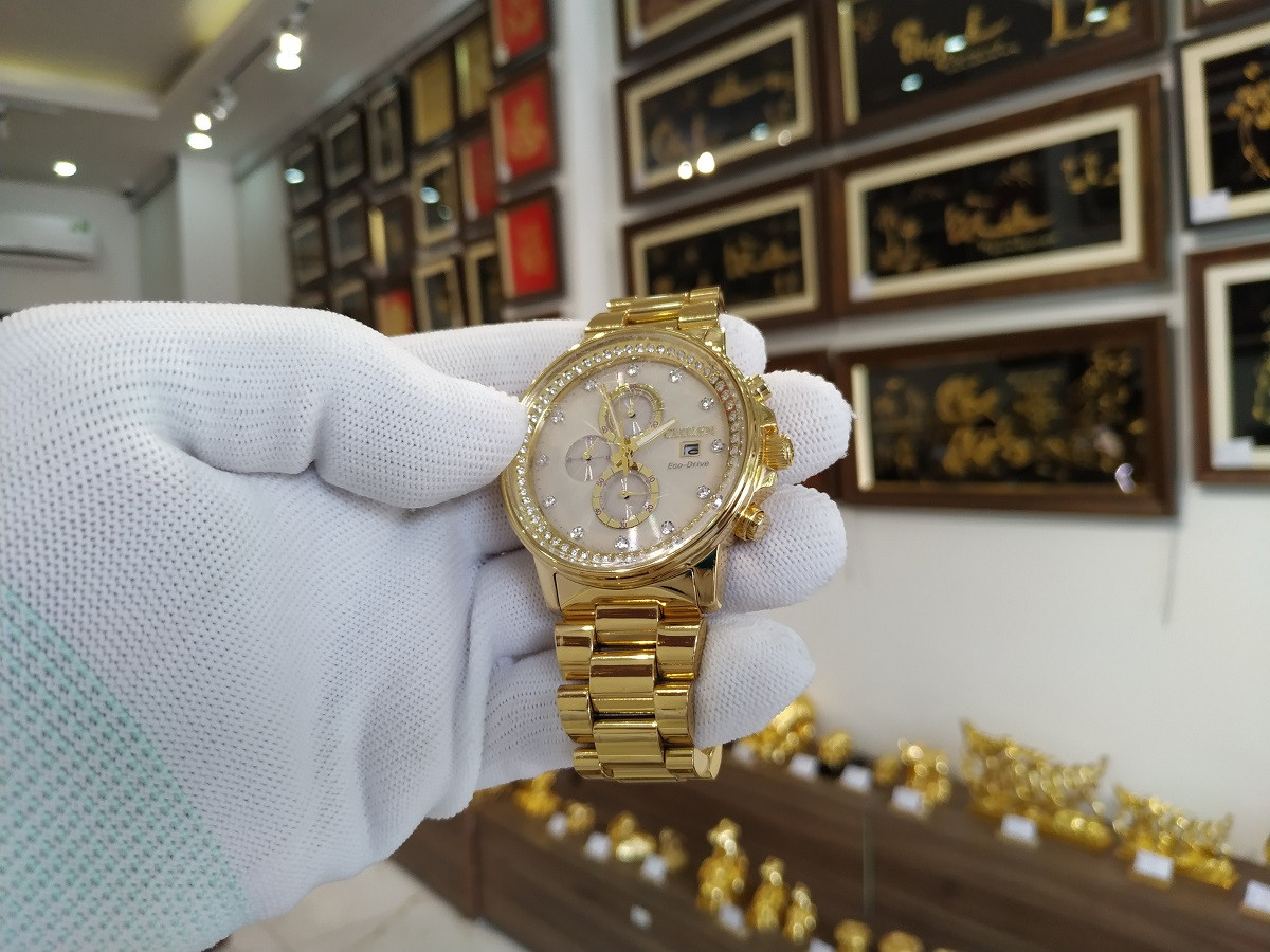Đồng hồ Citizen mặt đính đá sau khi mạ vàng đồng hồ Hà Nội với công nghệ Pre Gold 18K, rực rỡ và bền bỉ.