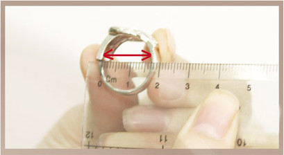 Cách đo đường kính trong của nhẫn để chọn size, liên quan đến việc chọn kích cỡ phù hợp cho đồng hồ nam kiểu dáng đẹp