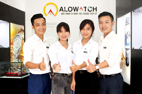 Đội ngũ nhân viên tư vấn tại cửa hàng đồng hồ uy tín, giúp bạn chọn mua Stuhrling là đồng hồ nước nào chính hãng
