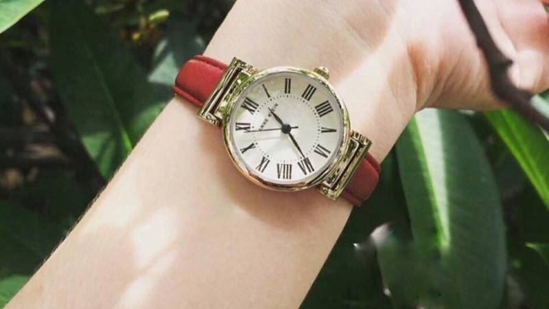 Đồng hồ Anne Klein nữ với thiết kế dây đỏ tinh tế, tôn lên vẻ đẹp sang trọng