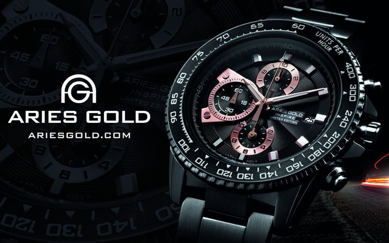 Một người dùng tự tin đeo đồng hồ Aries Gold, thể hiện sự hài lòng với lựa chọn của mình.
