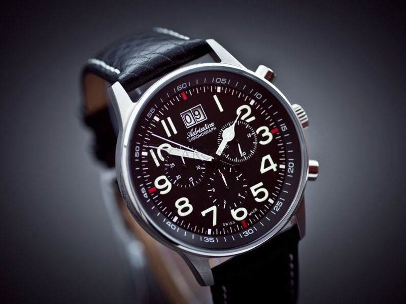 Logo và mẫu đồng hồ Adriatica, một thương hiệu cùng tầm giá với đồng hồ Aries Gold.