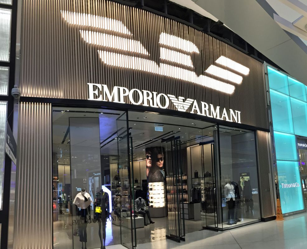 Cửa hàng và sản phẩm đa dạng của đồng hồ Armani trên toàn cầu, thể hiện sự phổ biến