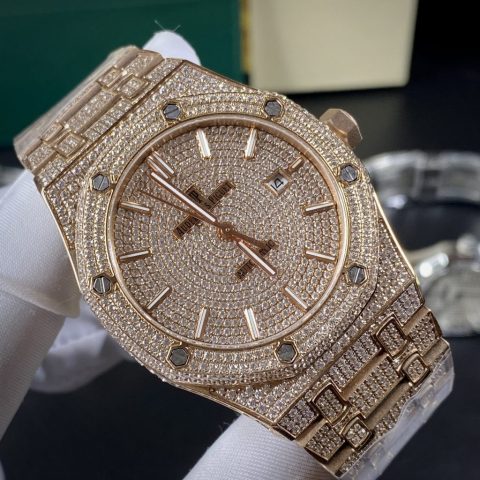 Đồng hồ Audemars Piguet Royal Oak đính đá sang trọng với mặt số xanh