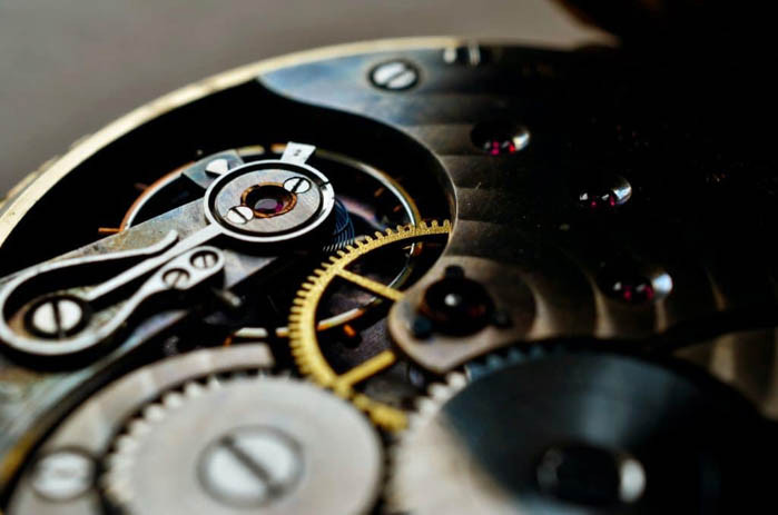 Sơ đồ nguyên lý hoạt động phức tạp bên trong bộ máy đồng hồ cơ automatic.