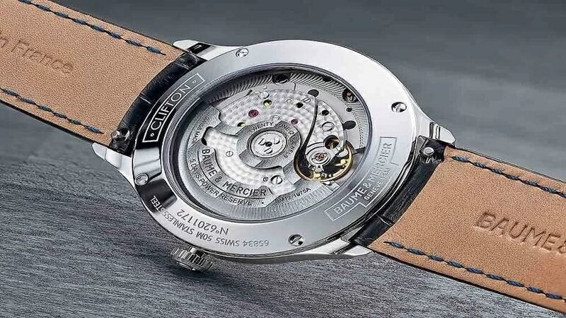 Mặt sau đồng hồ Baume &amp; Mercier với thông tin chính hãng khắc tinh xảo