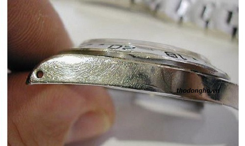 Vết trầy xước nặng ở viền đồng hồ cần phục hồi để làm mới vẻ ngoài
