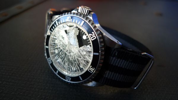 Xử Lý Hiệu Quả Khi Mặt Đồng Hồ Sapphire Bị Xước
