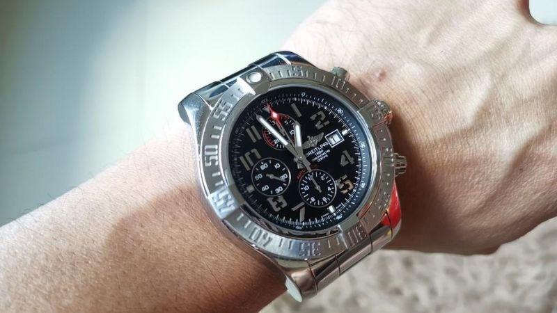 Vẻ ngoài được đánh giá cao bởi sự bắt mắt của đồng hồ Breitling Super Avenger II