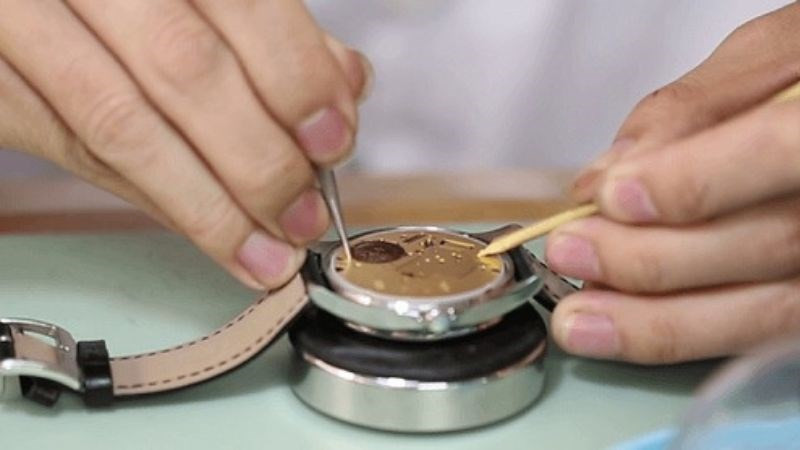 Hình ảnh bộ máy bên trong đồng hồ Burberry được chế tác tỉ mỉ bởi nghệ nhân