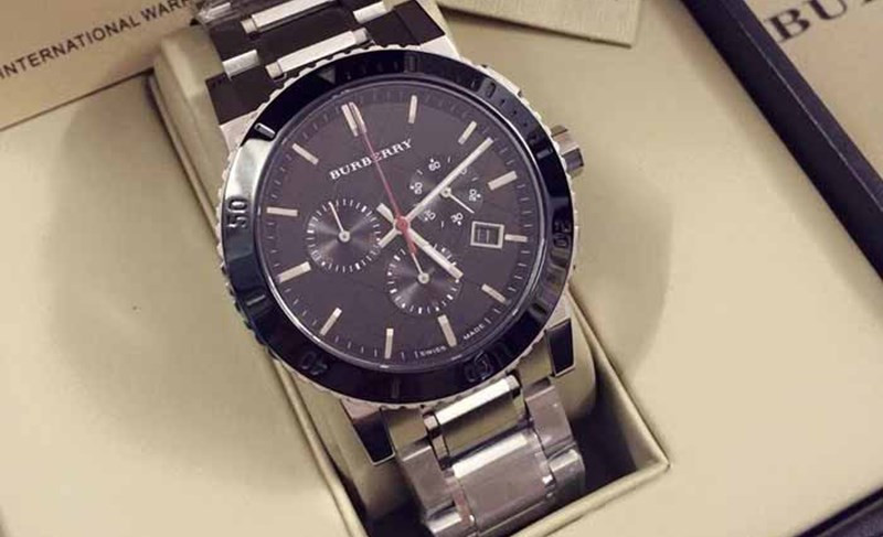 Kiểm tra hộp đựng của đồng hồ Bvlgari
