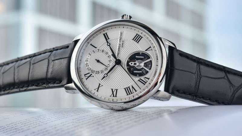 Đồng hồ Frederique Constant của Thụy Sĩ, nổi tiếng với độ chính xác và thiết kế tinh xảo của bộ máy in-house.