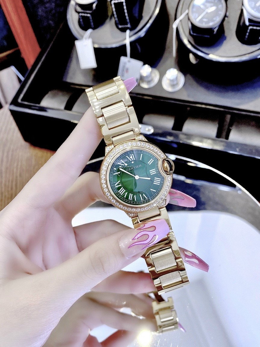 Chi tiết đồng hồ Cartier nữ mặt tròn với bộ số La Mã độc đáo