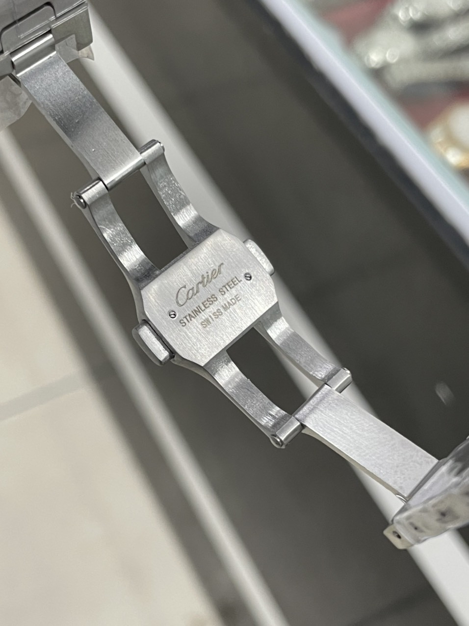 Chi tiết thiết kế đồng hồ Cartier mặt vuông đính đá tinh xảo
