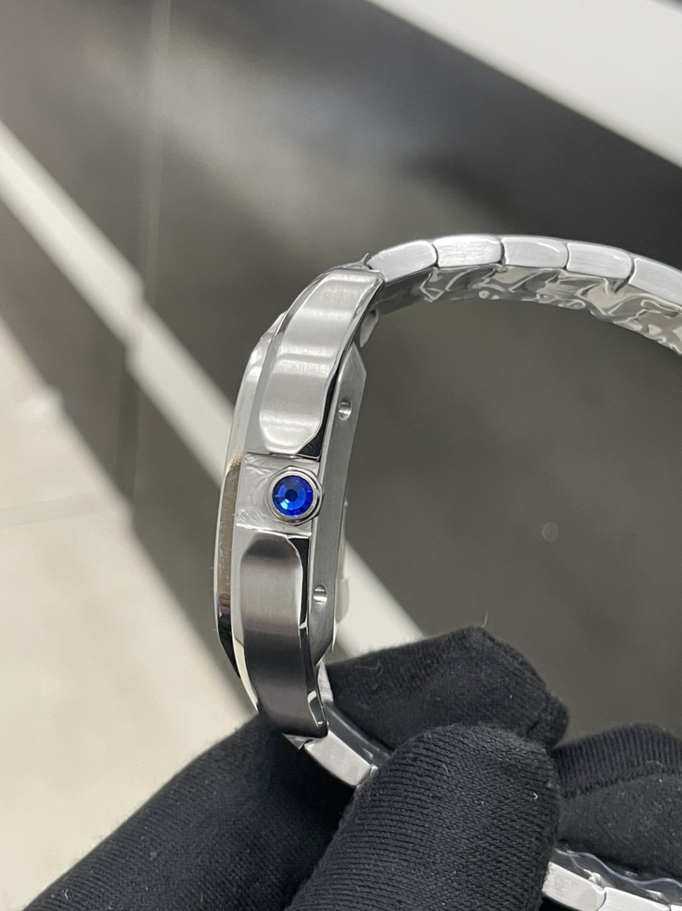 Mẫu đồng hồ Cartier mặt vuông đính đá nam phong cách