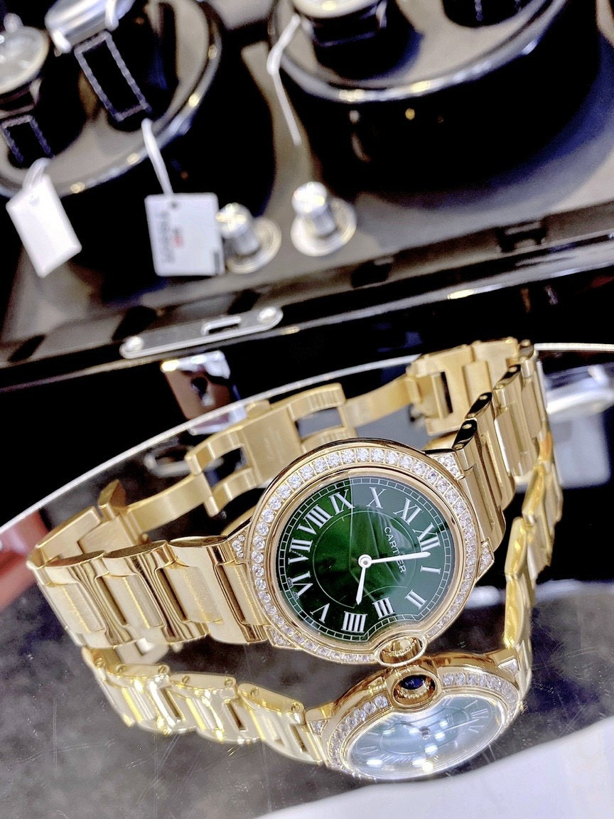 Hình ảnh cận cảnh đồng hồ Cartier nữ mặt tròn đính đá với bộ dây kim loại bền bỉ