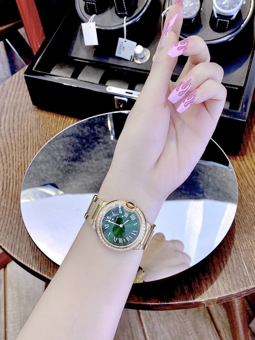 Đồng hồ Cartier nữ mặt tròn dây kim loại vàng khi đeo trên cổ tay