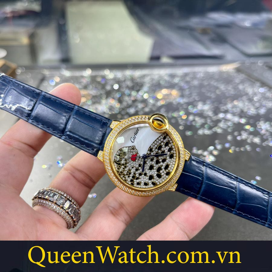 Đồng hồ Cartier đính kim cương với dây da cao cấp và viền vàng