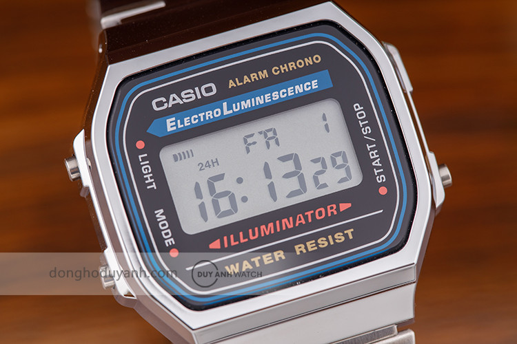 Đồng hồ Casio A168WA-1WDF trên cổ tay, thiết kế trẻ trung hiện đại.