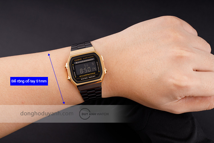 Mẫu đồng hồ Casio A168WEGB-1BDF trên tay, thể hiện sự năng động và trẻ trung.