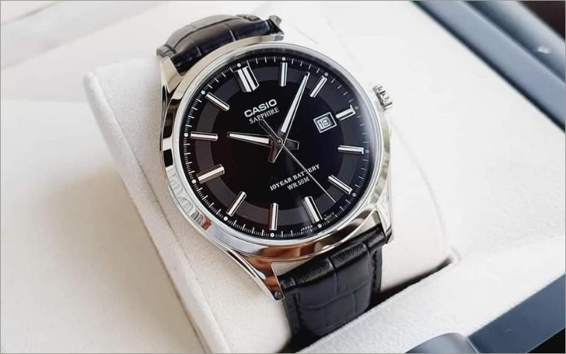 Đồng hồ mặt kim Casio có vẻ ngoài thanh lịch, hiện đại