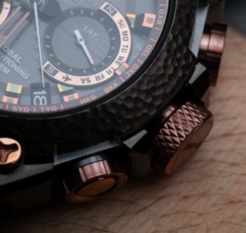 Vòng bezel của Casio Hammer Tone MRG-G1000HT được chế tác thủ công bằng kỹ thuật Tsuiki tinh xảo