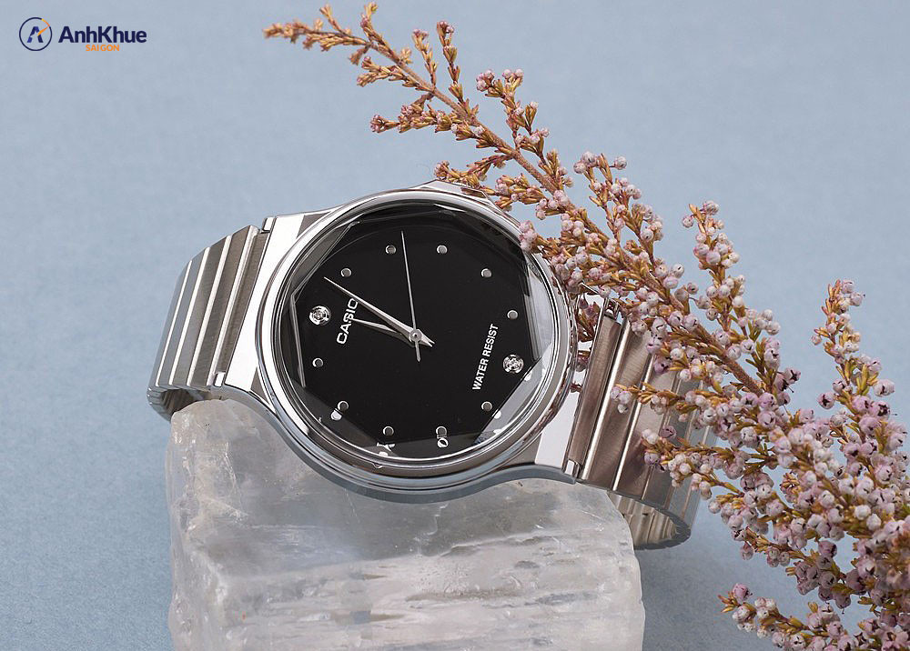 Chiếc đồng hồ Casio đính kim cương dây kim loại bạc trên cổ tay