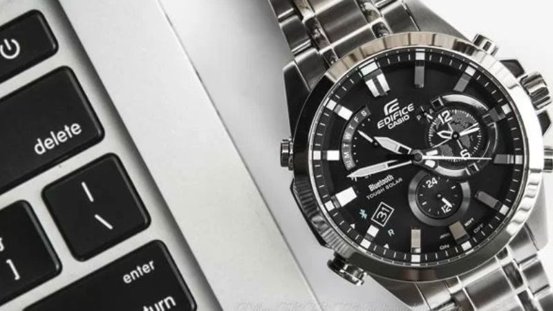 Khả năng chống nước 100M (10 ATM) của đồng hồ Casio Edifice WR100M, cho phép sử dụng linh hoạt trong nhiều hoạt động.