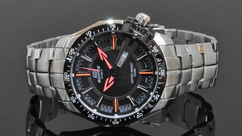 Phong cách thiết kế sang trọng kết hợp nét thể thao của đồng hồ Casio Edifice, phù hợp với nhiều phong cách nam giới.
