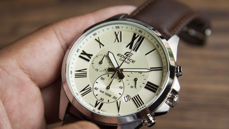 Quy trình điều chỉnh lịch ngày chính xác cho đồng hồ Casio Edifice WR100M, đảm bảo hiển thị đúng.