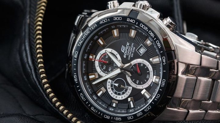 Đồng hồ Casio Edifice WR100M với thiết kế thể thao mạnh mẽ, nổi bật giá trị thẩm mỹ và sự bền bỉ.