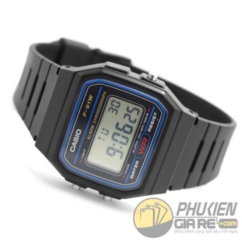 Cận cảnh mặt đồng hồ Casio điện tử F-91W với màn hình LCD hiển thị rõ ràng và các nút bấm điều chỉnh chức năng