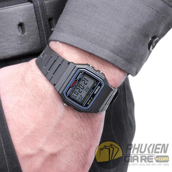 Thiết kế tổng thể của chiếc đồng hồ Casio điện tử huyền thoại F-91W, nổi bật với dây đeo nhựa bền bỉ và vỏ vuông vắn