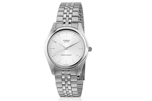 Chiếc đồng hồ Casio MTP-1129A-7BRDF với mặt trắng, số La Tinh và dây kim loại mắt xích, tượng trưng cho giá bán đồng hồ Casio chính hãng phải chăng dành cho dân văn phòng