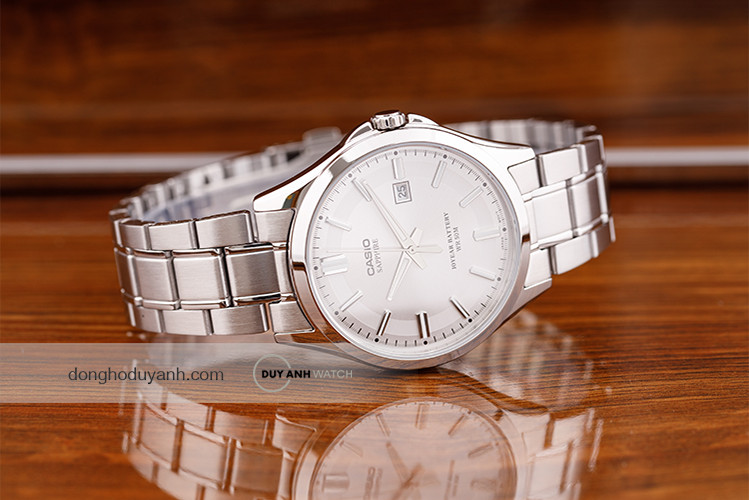 Đồng hồ Casio MTS-100D-7AVDF với mặt số trắng tinh tế và dây kim loại, lựa chọn đồng hồ lịch lãm dưới 3 triệu.