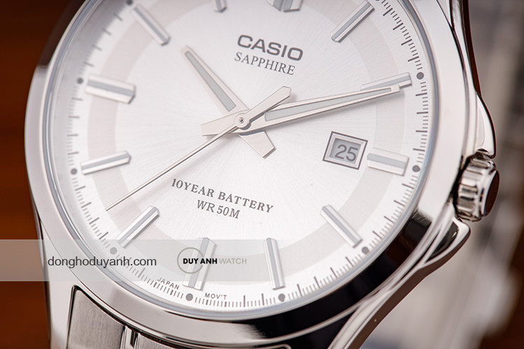 Cận cảnh mặt kính Sapphire và bộ dây của đồng hồ Casio MTS-100D-7AVDF.