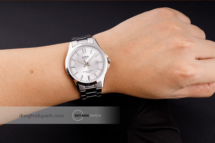 Đồng hồ Casio MTS-100D-7AVDF trên cổ tay, thể hiện phong cách sang trọng và bền bỉ.