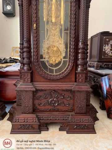 Hình ảnh mặt đồng hồ cây gỗ gụ DH01 với thiết kế tinh xảo và các chi tiết mạ vàng