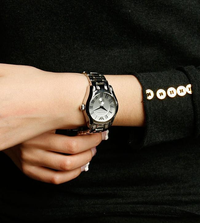 Đồng hồ Armani nữ AR0681, thể hiện sự đa dạng của các thương hiệu có đồng hồ nam đẹp