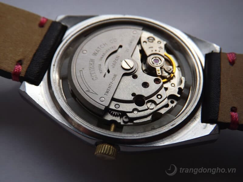 Cận cảnh bộ máy Miyota 21 Jewels bên trong đồng hồ Citizen Automatic, minh chứng cho chất lượng và độ bền bỉ
