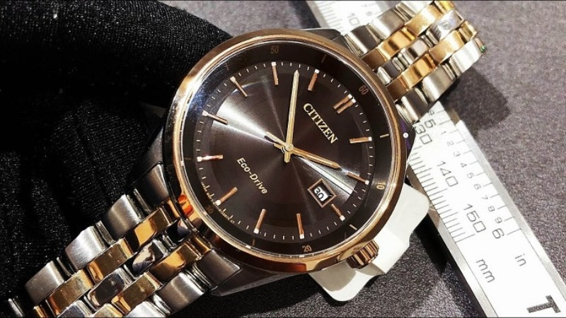 Các mẫu đồng hồ Citizen Eco-drive E111 với tùy chọn dây da và dây kim loại, ảnh hưởng đến tổng thể thiết kế và giá đồng hồ Citizen Eco Drive E111.
