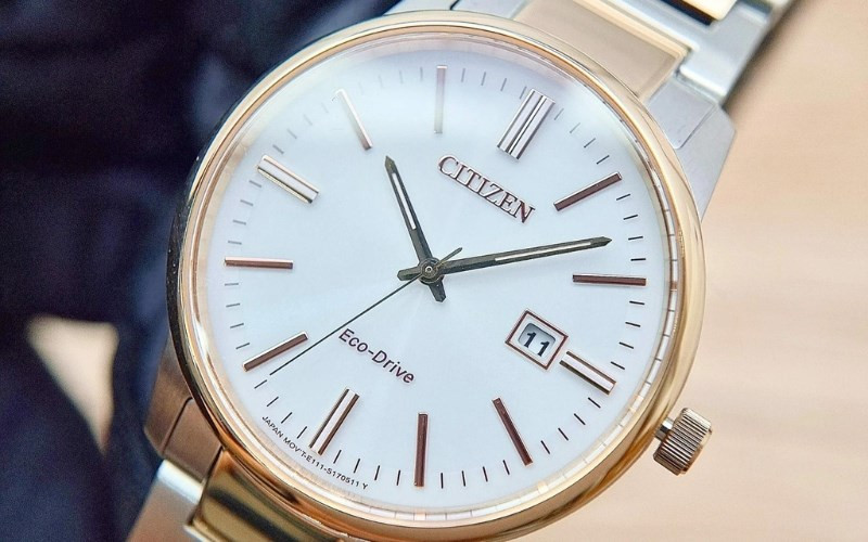 Hình ảnh đồng hồ Citizen Eco-drive E111 với kim giây nhảy bất thường, dấu hiệu cần sạc năng lượng và bảo dưỡng để đảm bảo độ bền.