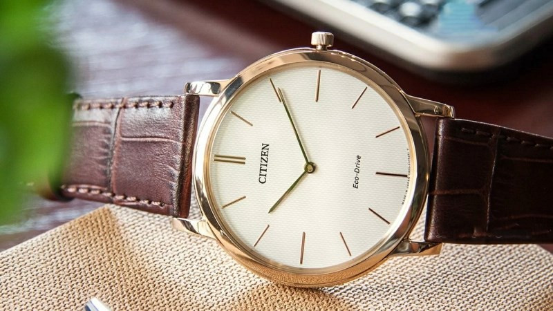 Mẫu đồng hồ Citizen AR1113-12A với dây da tổng hợp, mang lại cảm giác thoải mái khi đeo, là yếu tố ảnh hưởng đến giá đồng hồ Citizen Eco Drive E111.