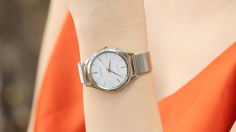 Cận cảnh đồng hồ Citizen EM0504-81A nữ, với vẻ ngoài tinh khôi và sang trọng, định hình phần giá đồng hồ Citizen Eco Drive E111.