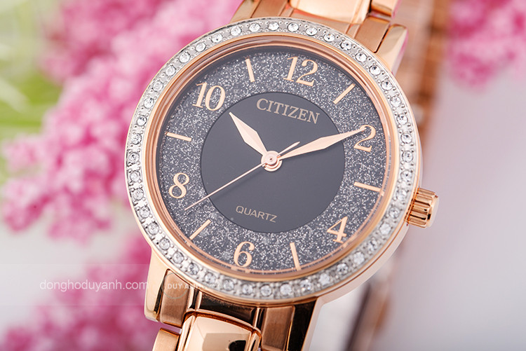 Cận cảnh mặt số đồng hồ Citizen EL3048-53E với viền pha lê