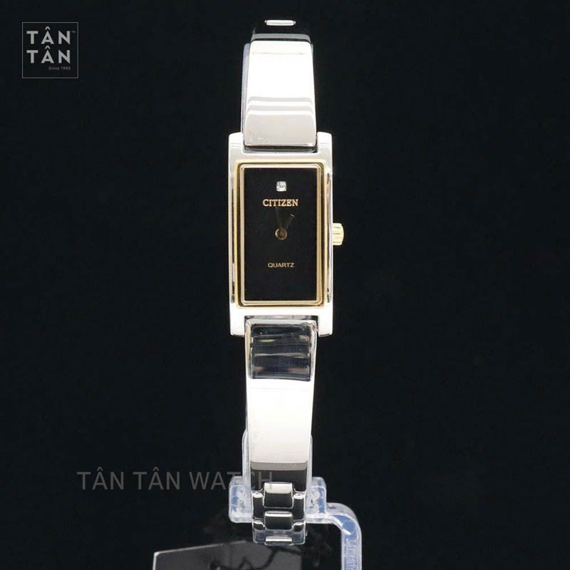 Đồng hồ Citizen mặt chữ nhật nữ EZ6364-59A màu vàng đồng đeo trên tay, thể hiện sự nữ tính và thời trang.