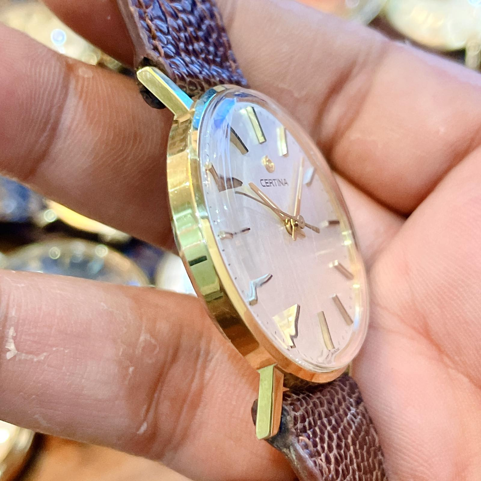 Hình ảnh đồng hồ Certina vàng đúc 18K trên tay, thể hiện sự sang trọng