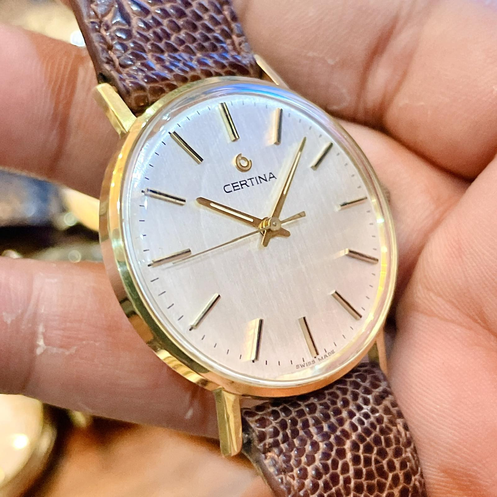 Đồng hồ Certina vàng đúc 18K với vỏ vàng sáng bóng và cọc số nổi