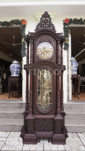 Đồng hồ quả lắc gỗ mun đuôi công, thể hiện vẻ đẹp sang trọng của đồng hồ gỗ